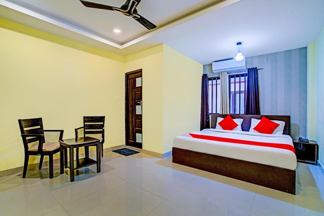 Vaccinated Staff - OYO Flagship 77876 Amigo Suites Kochi Exterior foto