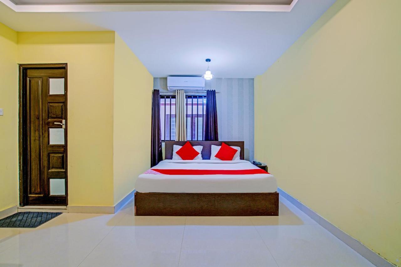 Vaccinated Staff - OYO Flagship 77876 Amigo Suites Kochi Exterior foto