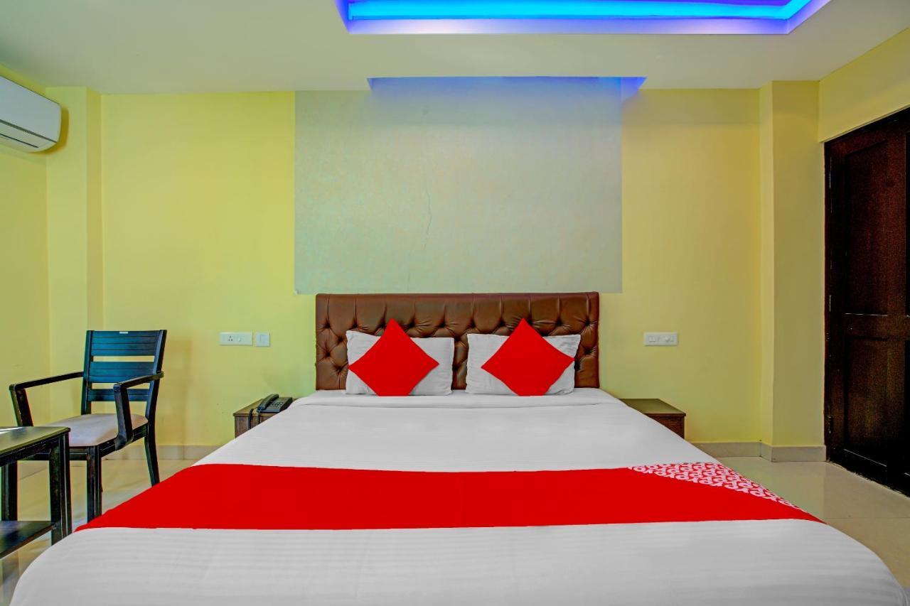 Vaccinated Staff - OYO Flagship 77876 Amigo Suites Kochi Exterior foto